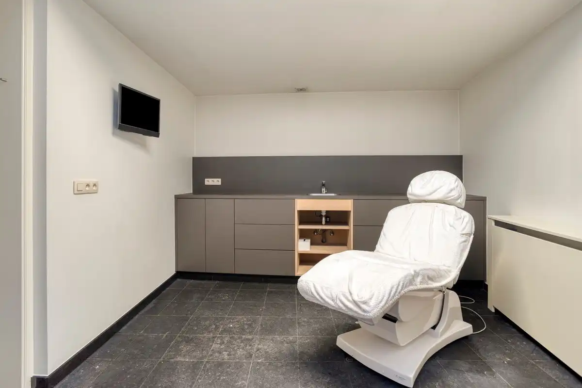 UITZONDERLIJK HANDELSHUIS MET GERENOVEERD DUPLEXAPPARTEMENT OP TOPLOCATIE IN CENTRUM TONGEREN. foto 9