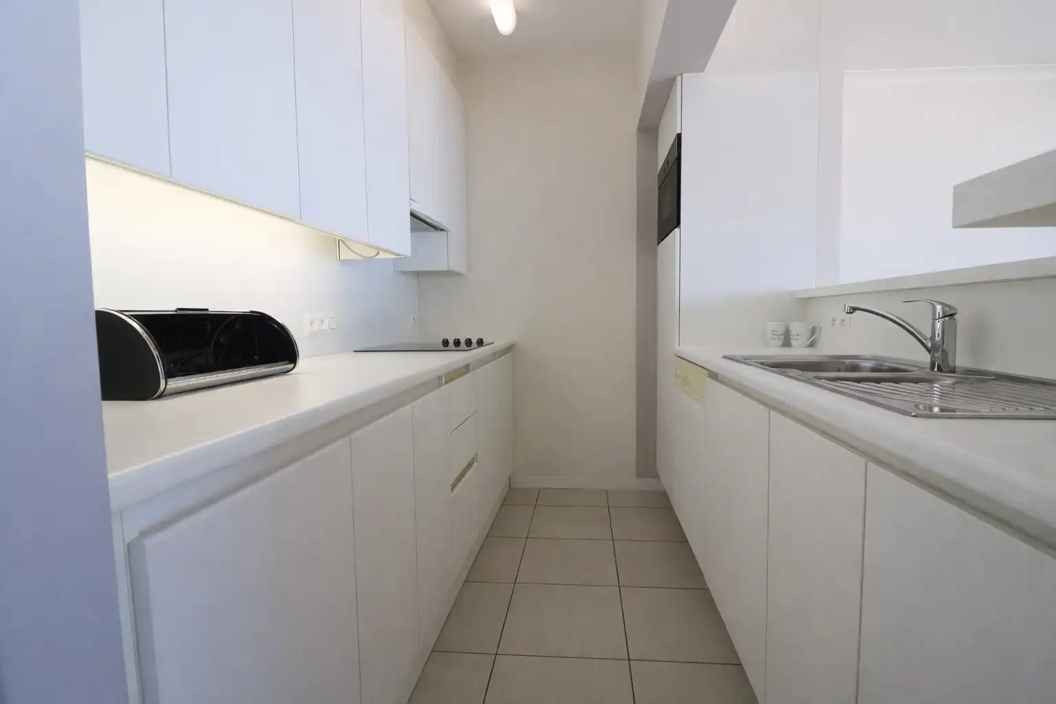 Bijzonder ruim (90 m²), hedendaags 2-slaapkamerappartement met prachtig frontaal zicht op zee. foto 4