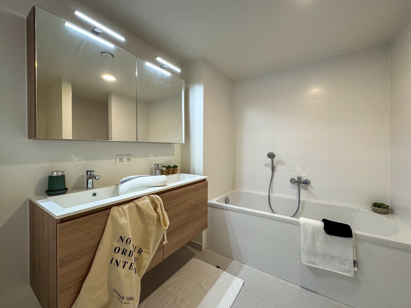 Nieuwbouw gelijkvloersappartement met 3 slaapkamers en 2 ruime terrassen. foto 16