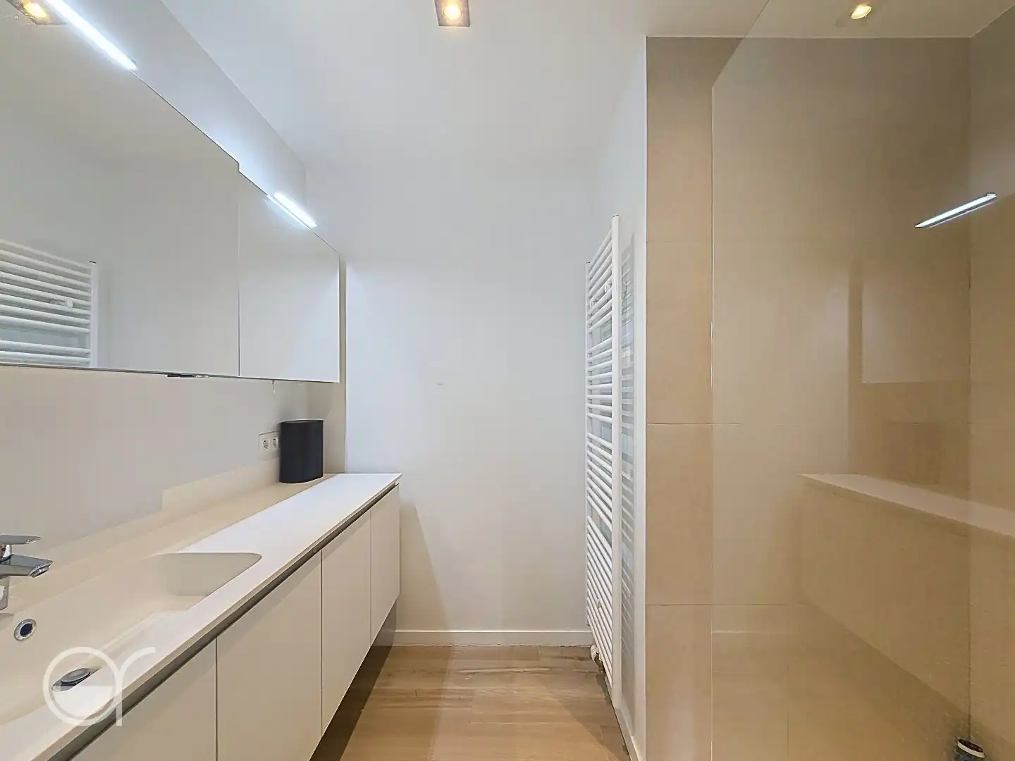 Ruim en lichtrijk tweeslaapkamerappartement met autostaanplaats te huur foto 8