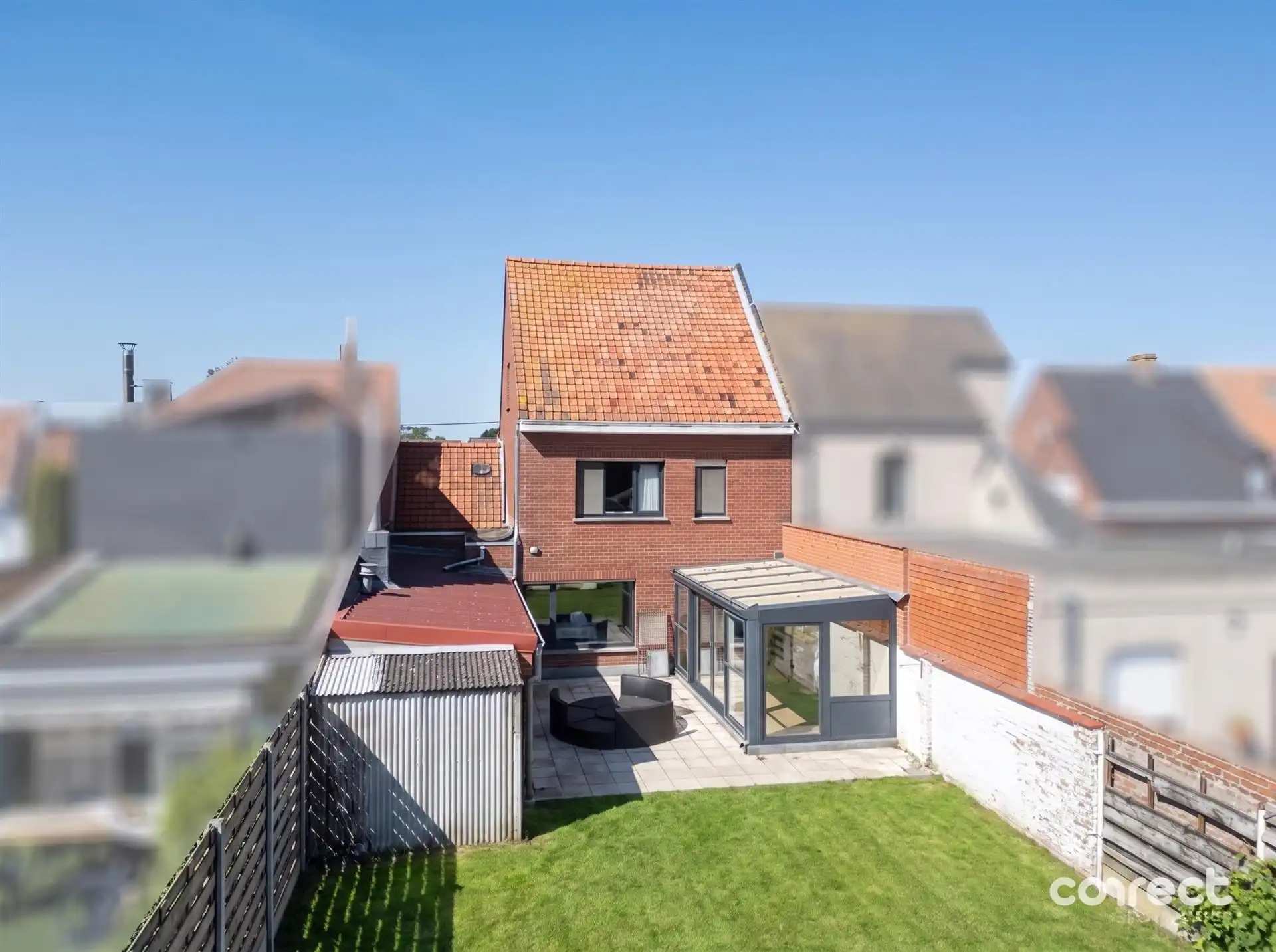 Rustig gelegen gezinswoning met oprit, garage en ruime, zongerichte tuin. foto 18