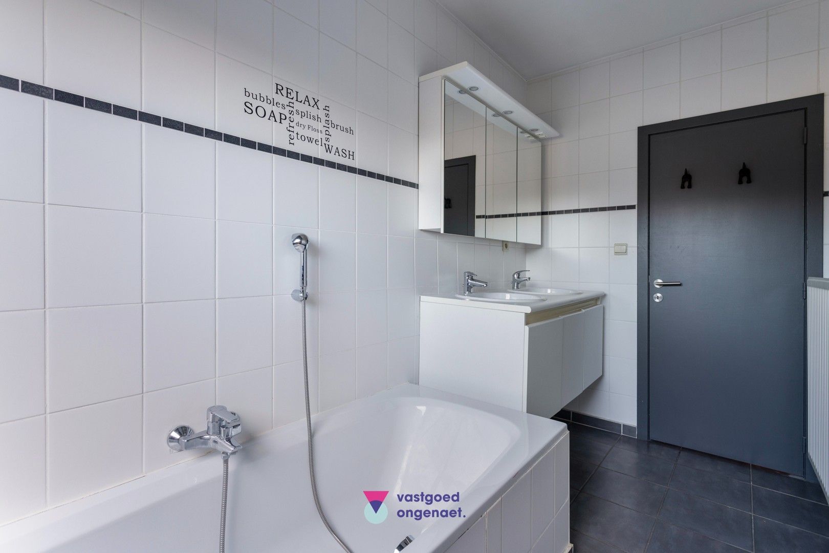 Ruime halfopen bebouwing met zonnige tuin foto 16