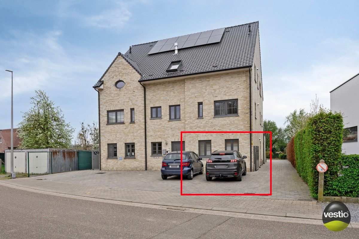 OPBRENGSTEIGENDOM VAN VERHUURD GELIJKVLOERS APPARTMENT MET 1 SLP NABIJ CENTRUM HOESELT. foto {{pictureIndex}}