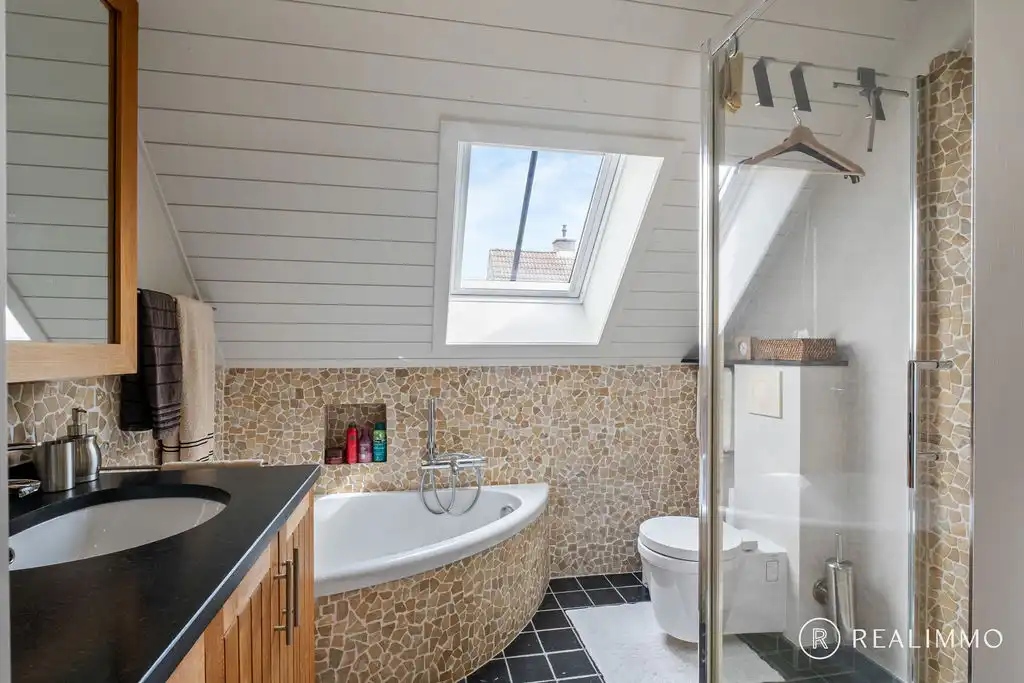 Stijlvolle en tot in de puntjes verzorgde alleenstaande woning met 4 slaapkamers. foto 15