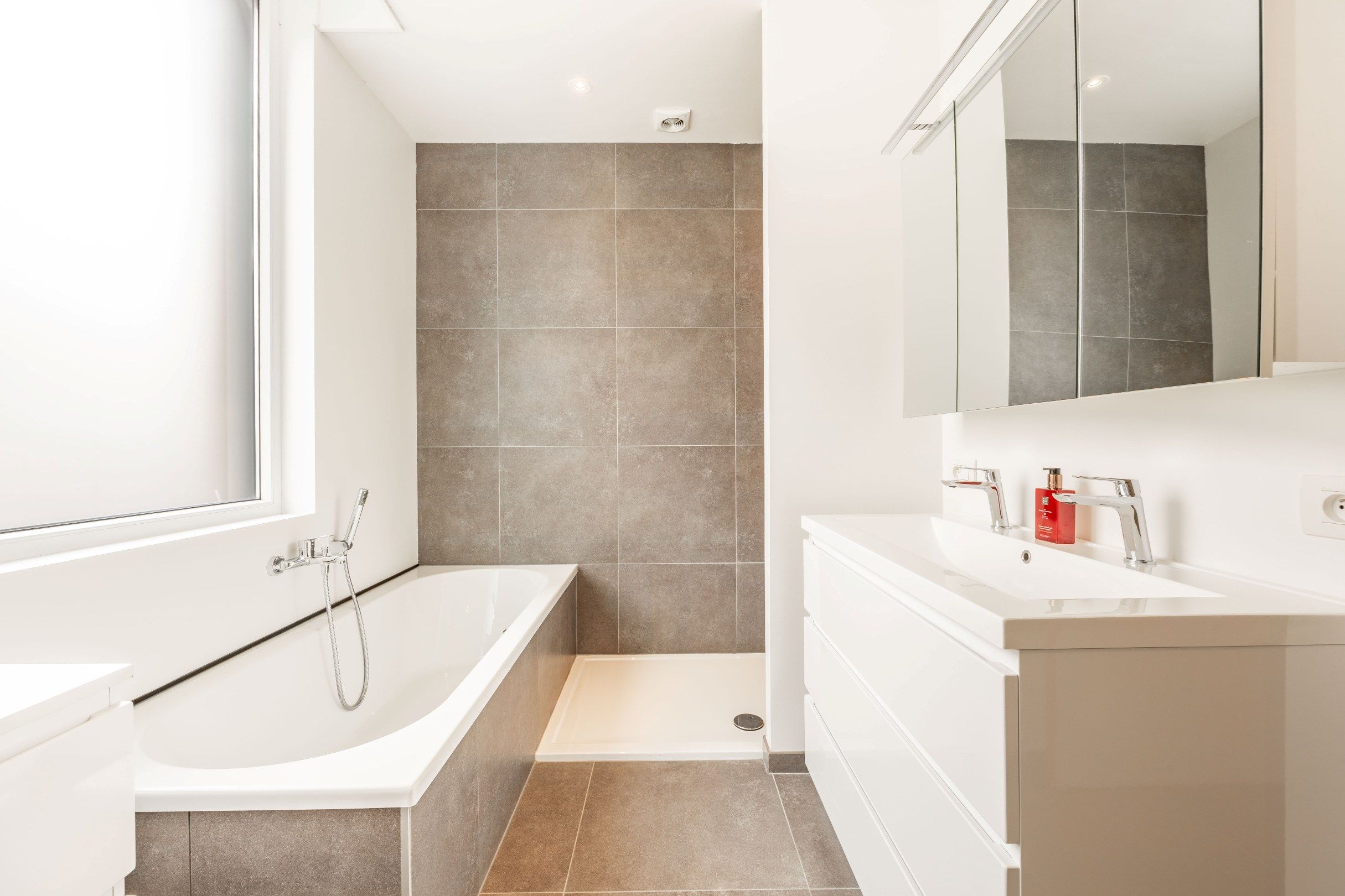SUBLIEM GERENOVEERDE RIJWONING MET UITWEG foto 13