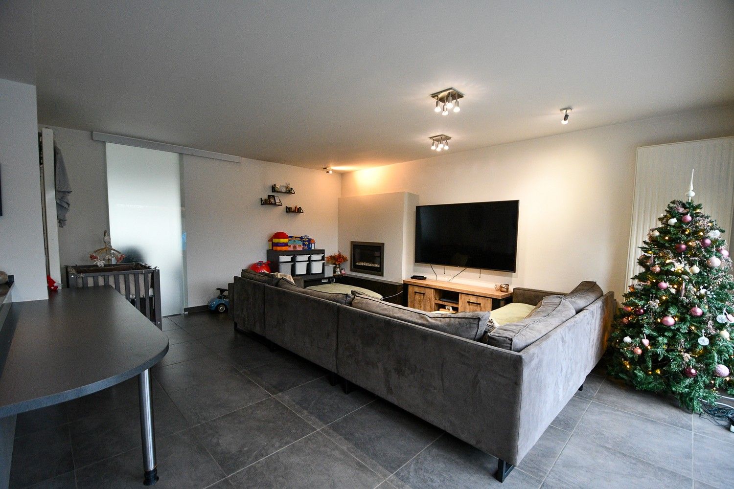 Ruime gezinswoning met onderhoudsvriendelijke tuin foto 3