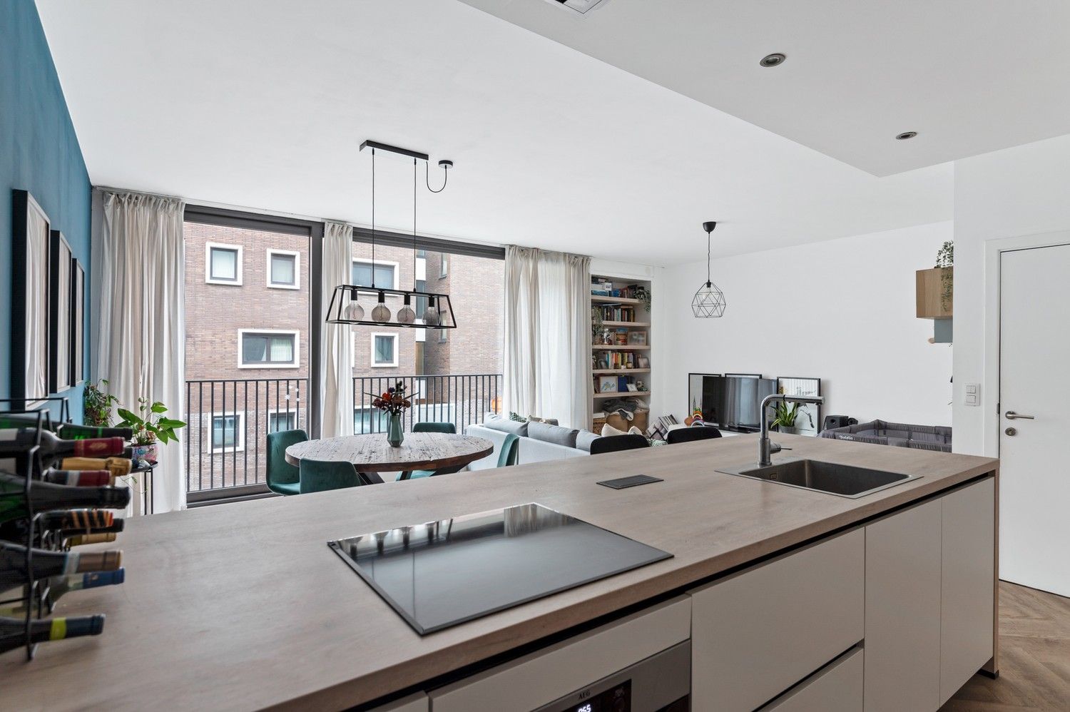 Ruim en recent 2 slaapkamer appartement te koop op 'den Dam'! foto 4