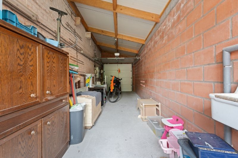 Roeselare-Beveren. Uiterst charmante woning met 2-3 slaapkamer en ruime garage op een boogscheut van alles. Gezellig tuintje met terrassen. foto 16