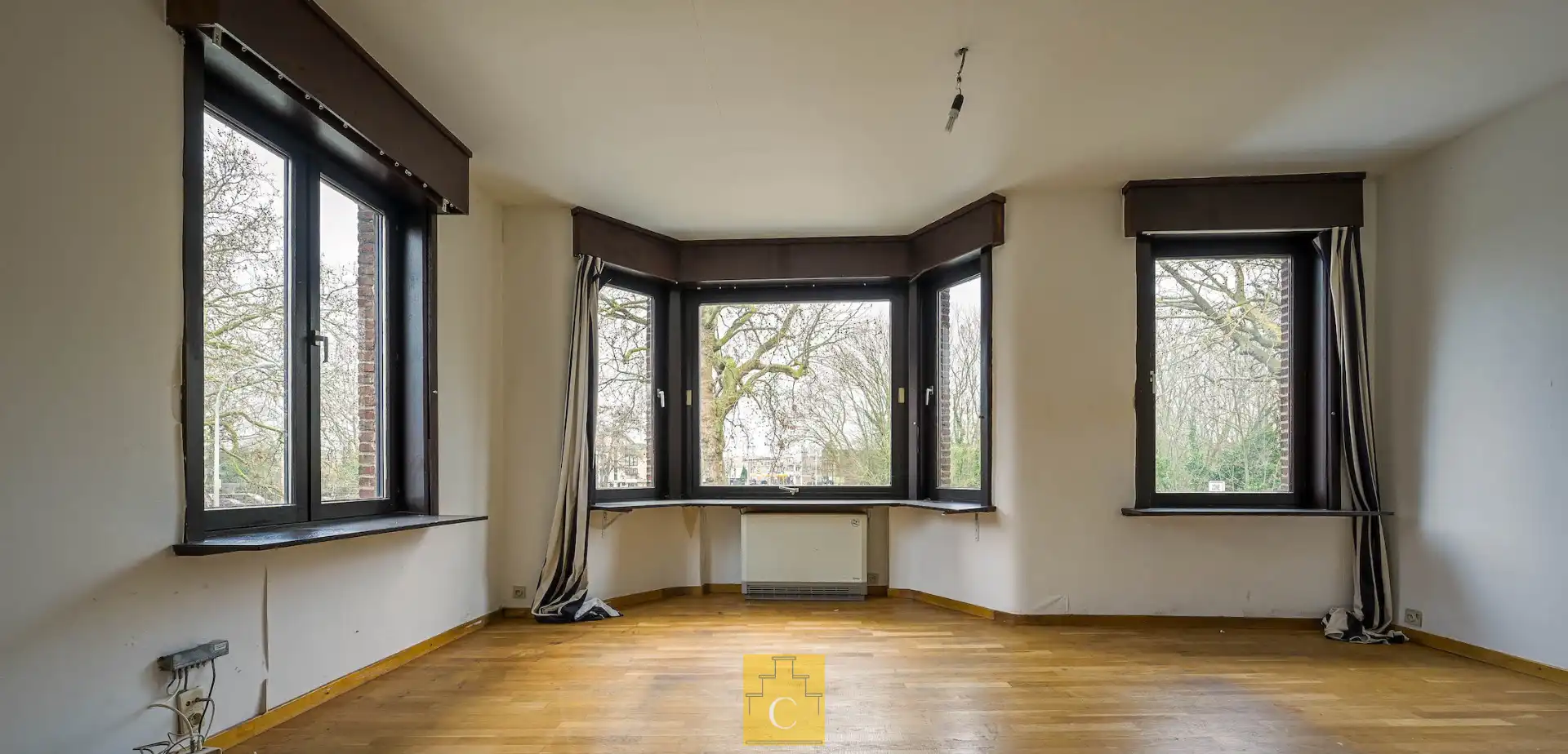 karaktervol handelspand met woonst en parking voor 2 wagens op toplocatie in Brugge (Kristus Koning) foto 9