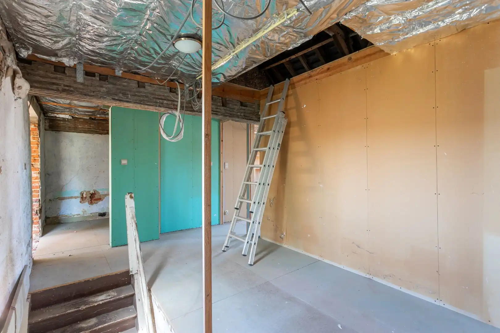Te renoveren eigendom (317 m²) met veel potentieel, ruime tuin (6a 42ca) en dubbele achterliggende carport met toegang tot de achterliggende straat in Kester foto 17