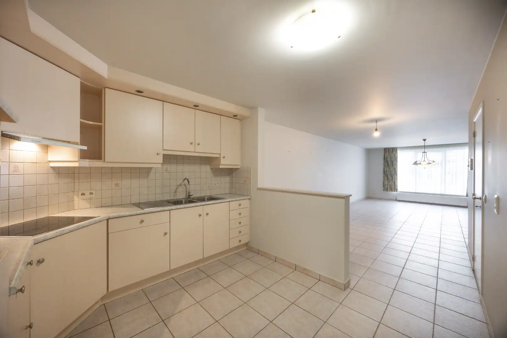 Ruim gelijkvloers appartement met terras en 2 slaapkamers te Overpelt centrum. foto 8