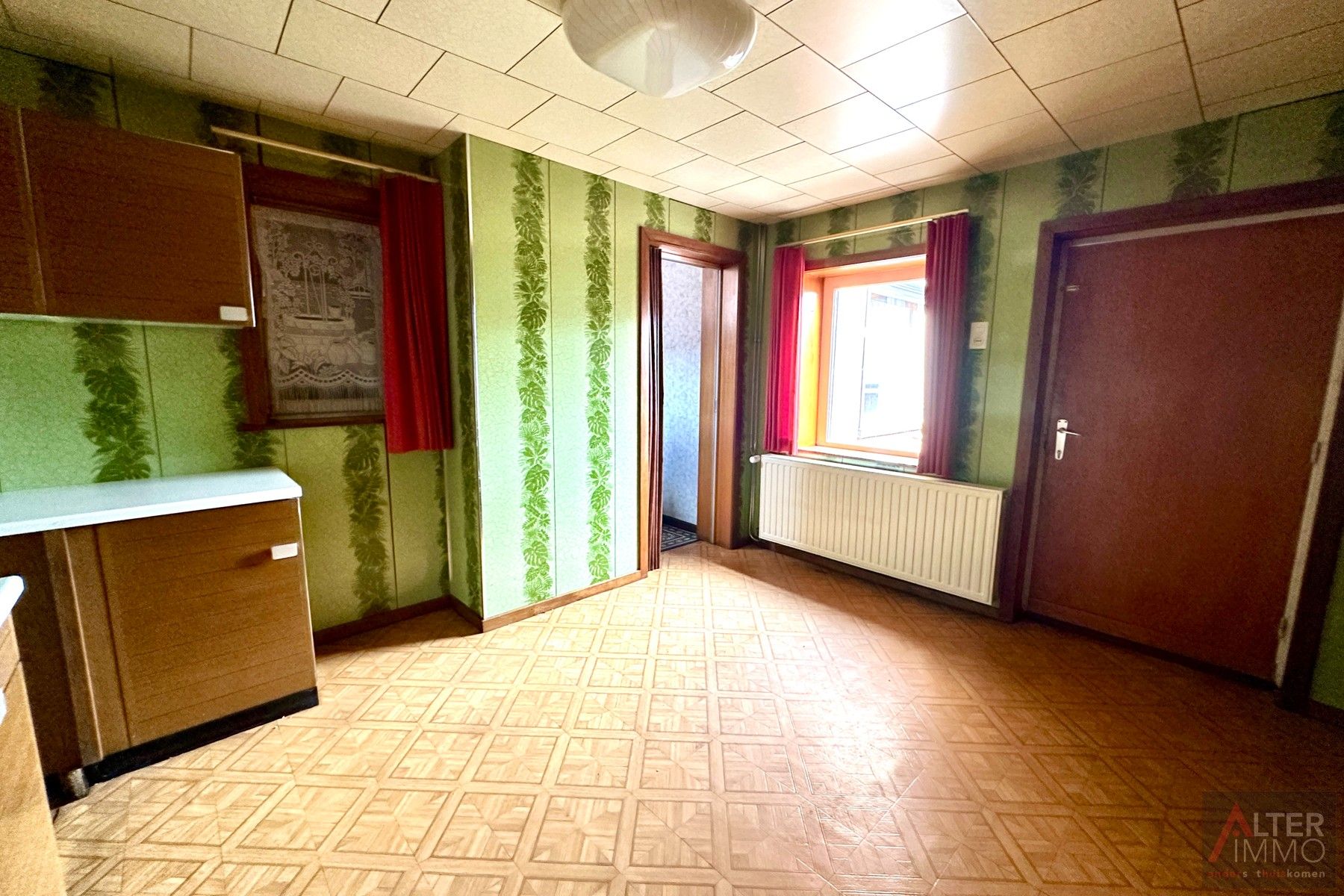 Te renoveren woning uit 1949 met achterbouw en garage op een hoekperceel van 5a 24ca. Deze open bebouwing ligt in een residentiële buurt. foto 7