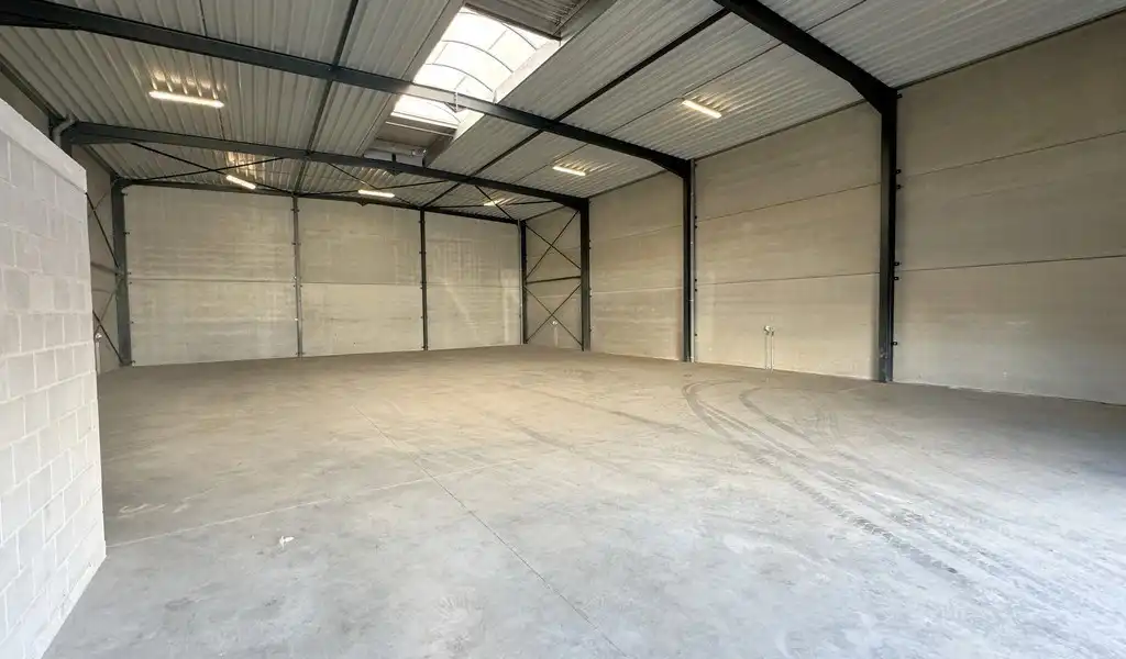 Magazijn te huur langs kanaal in Sint-Lenaarts foto 4