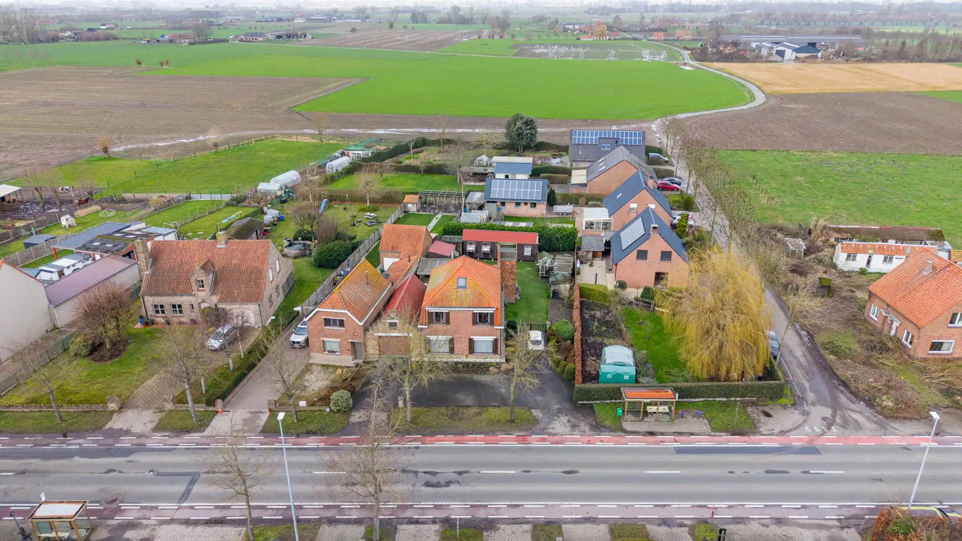Woning op een ruim perceel van 989 m² foto 2