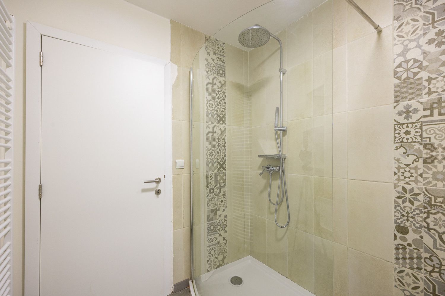 Modern gelijlvloersapp met charmante ZW-tuin foto 11