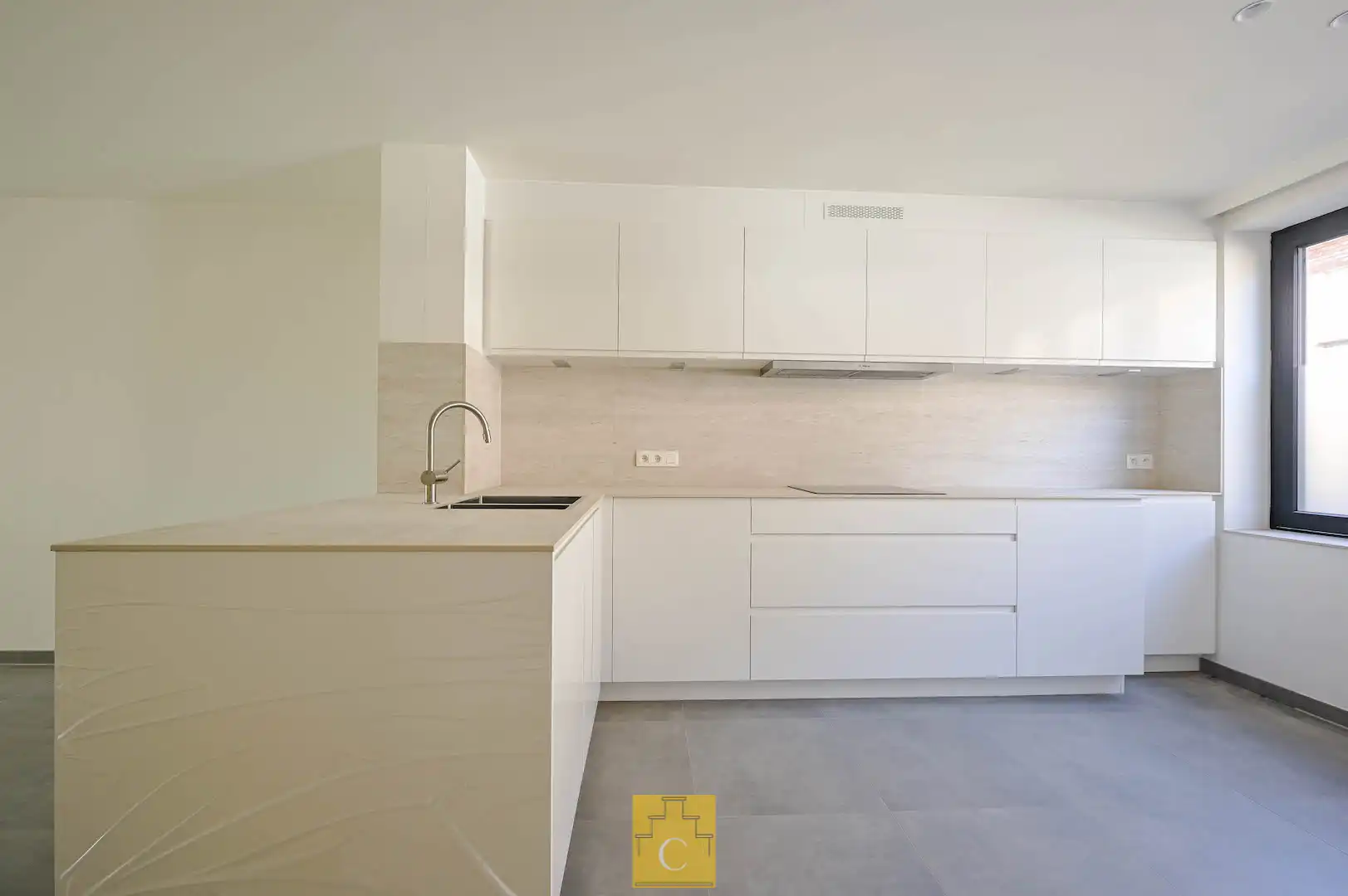 Volledig vernieuwde woning met grote tuin in Sint-Kruis foto 3