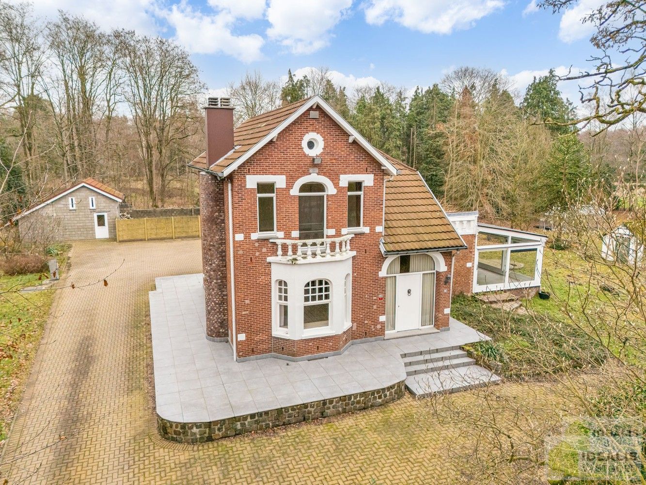 IDEALIS VASTGOED – Ruime te renoveren villa op riant perceel! De villa omvat 198m² netto bewoonbare oppervlakte met een ruime woonkamer en aansluitend uitgeruste keuken, badkamer, 2 grote en 1 kleine slaapkamer, kelder, veranda en 2 garages met sectionale poort van ca. 100m². De villa is gelegen op een prachtig perceel met een oppervlakte van ca. 1,1 hectare (11.000m²)! omgeven door bosgebied! Zeer geschikt voor kandidaten op zoek naar een unieke locatie zeer centraal gelegen, doch volledig omgeven door groen. foto {{pictureIndex}}
