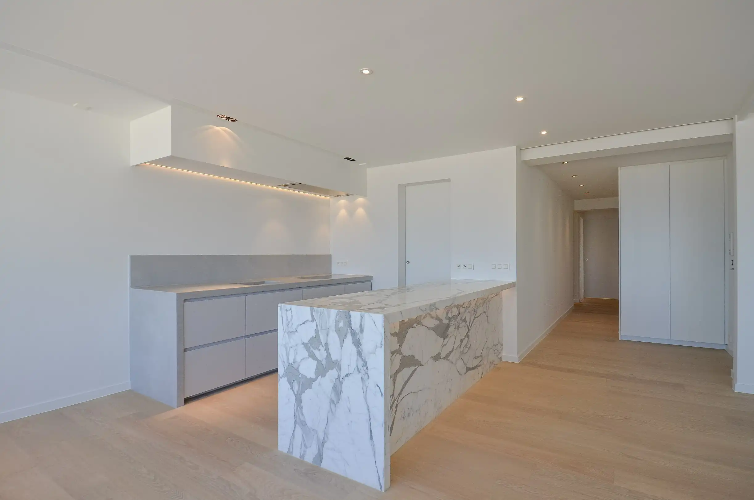 Exclusief – Stijlvol volledig gerenoveerd appartement met frontaal zeezicht. foto 12