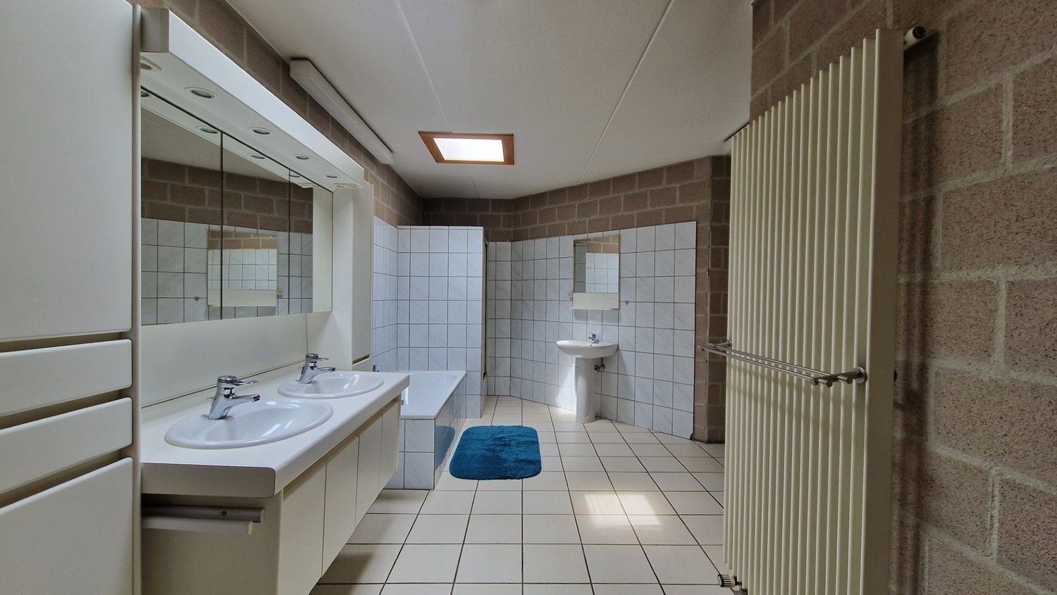 Kantoorruimtes met sanitair, kitchenette en parkeerplaatsen foto 19