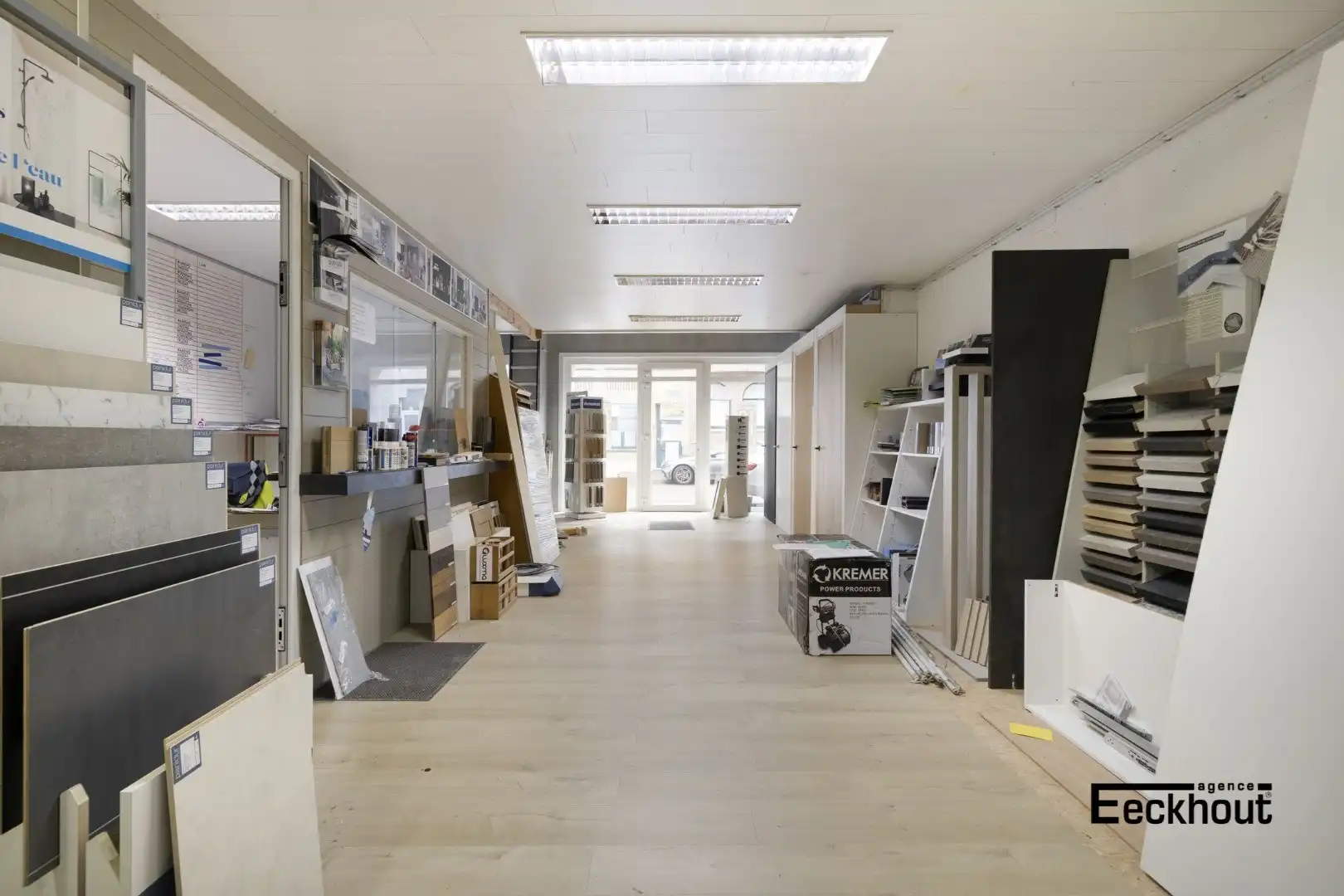 Zeer ruim (445 m²) magazijn met tal van mogelijkheden in de Vuurtorenwijk te Oostende! foto 3