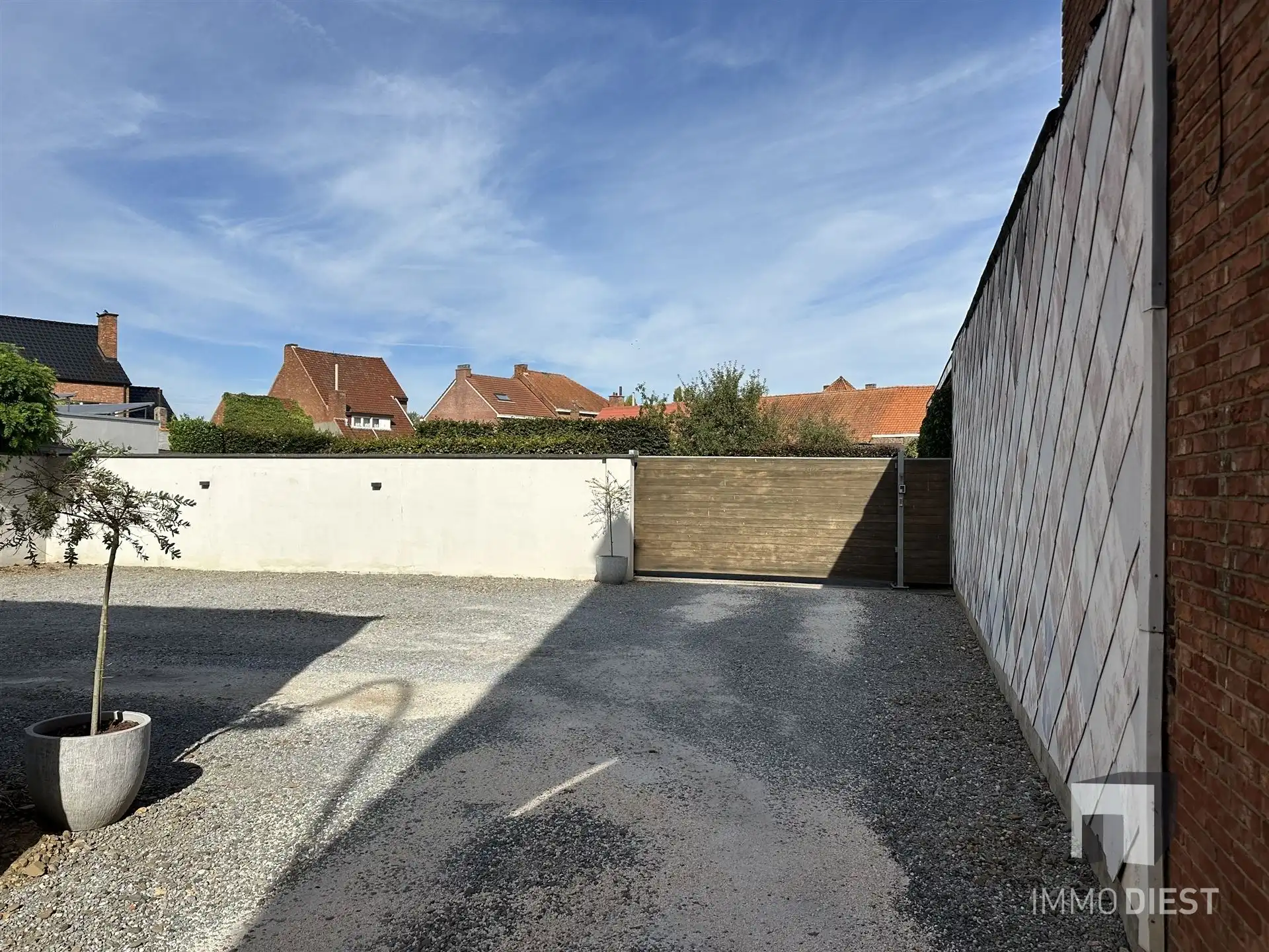 Handelshuis of woning met parking/tuin achteraan foto 17