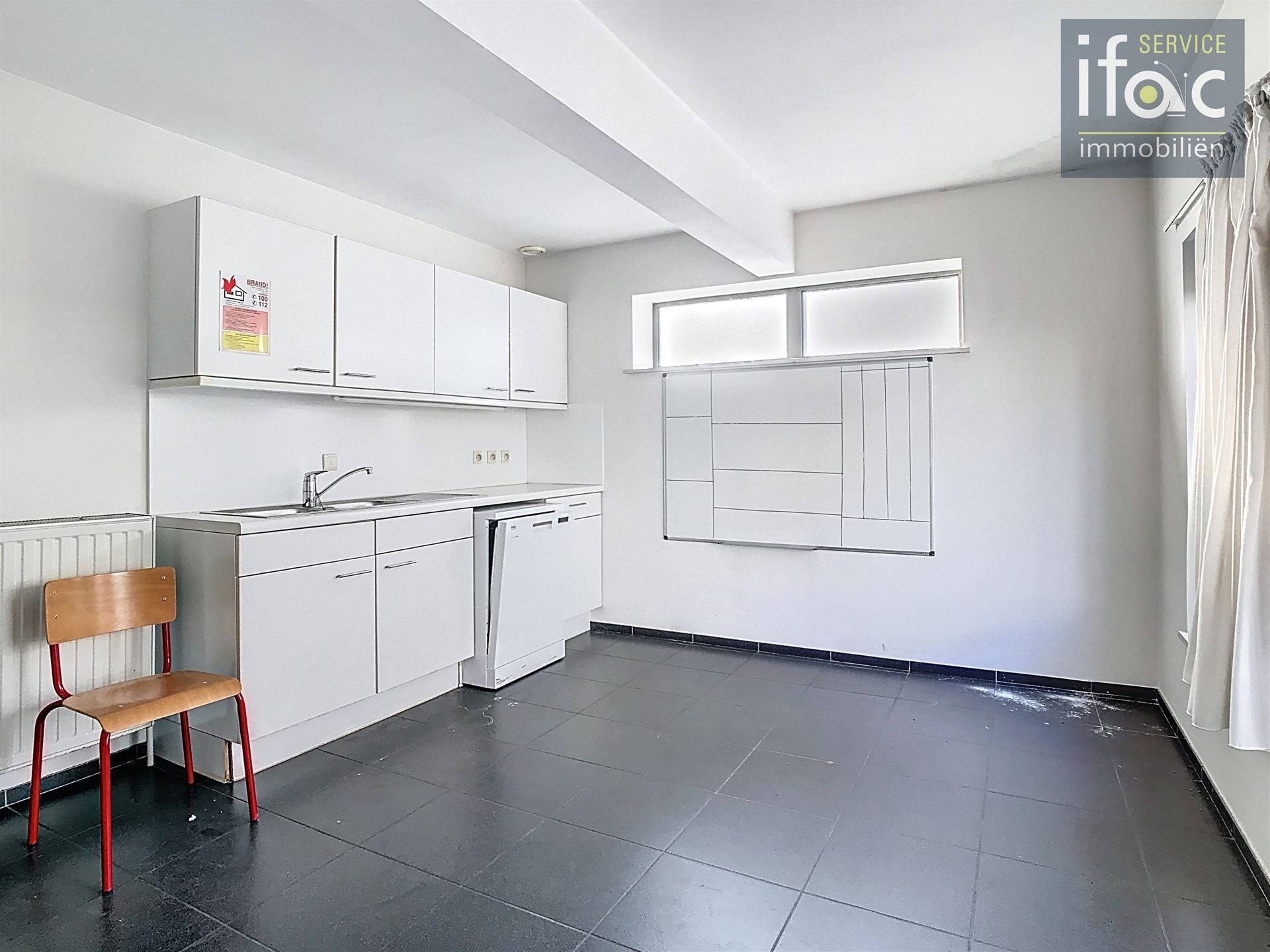 Commerciële ruimte en bureaus (270 m²) met parking. foto 9