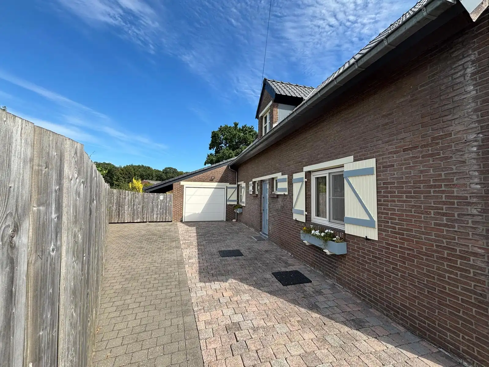 Vrijstaande (gemeubileerde) woning met zwembad en tuin foto 20