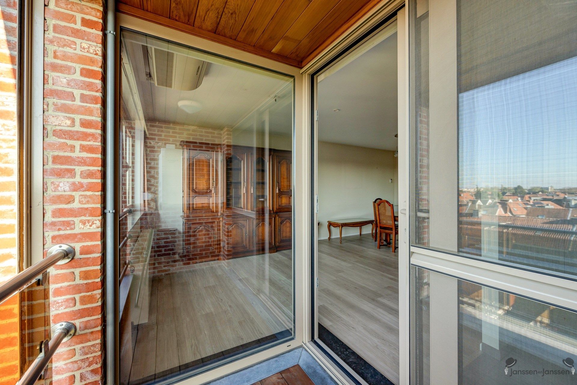 Instapklaar appartement met 2 slpks, terras en autostaanplaats foto 15