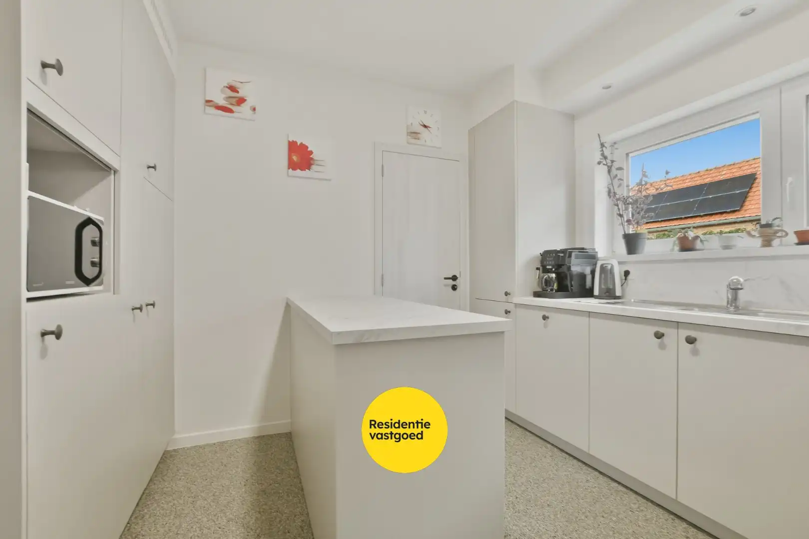 Instapklare en volledig gerenoveerde bungalow met 3 slaapkamers, tuin en garage vlak bij bos en centrum van De Haan foto 10