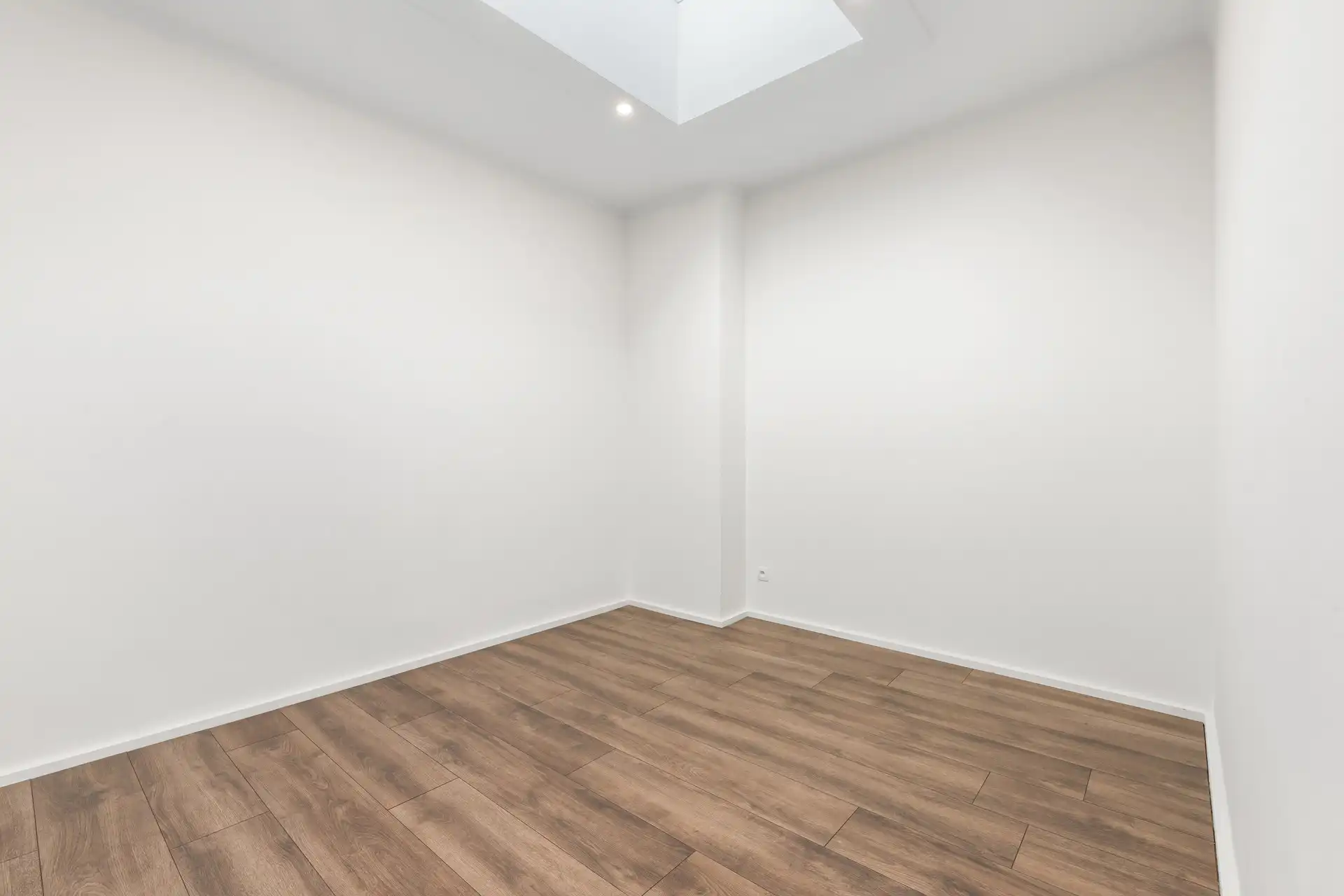 Gerenoveerde één/meergezins/kangeroe woning met 4 mog 5 slaapkamers en tuin. foto 22