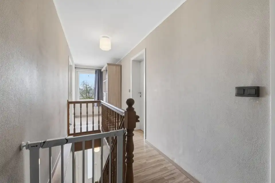 KNAP GERENOVEERDE GEZINSWONING MET 3 SLKS, TUIN EN CARPORT IN JEUK foto 20