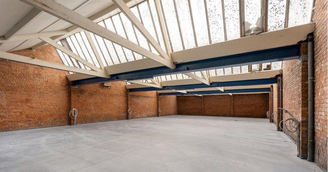 Overdekte autostaanplaats met laadpaal vlakbij station Gent Sint-Pieters foto 2