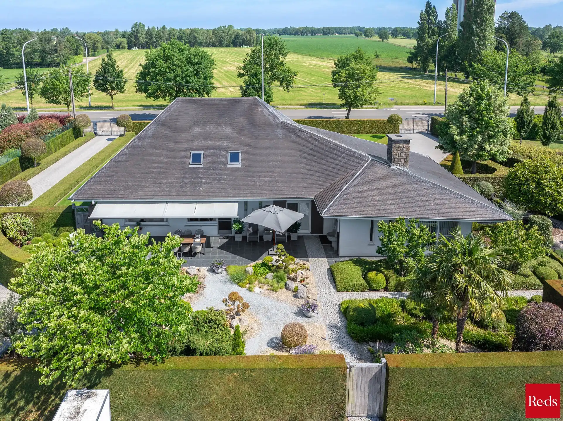 Hoofdfoto van de publicatie: Villa met potentieel in Oostmalle en mogelijkheid tot aankoop achtergelegen weilanden
