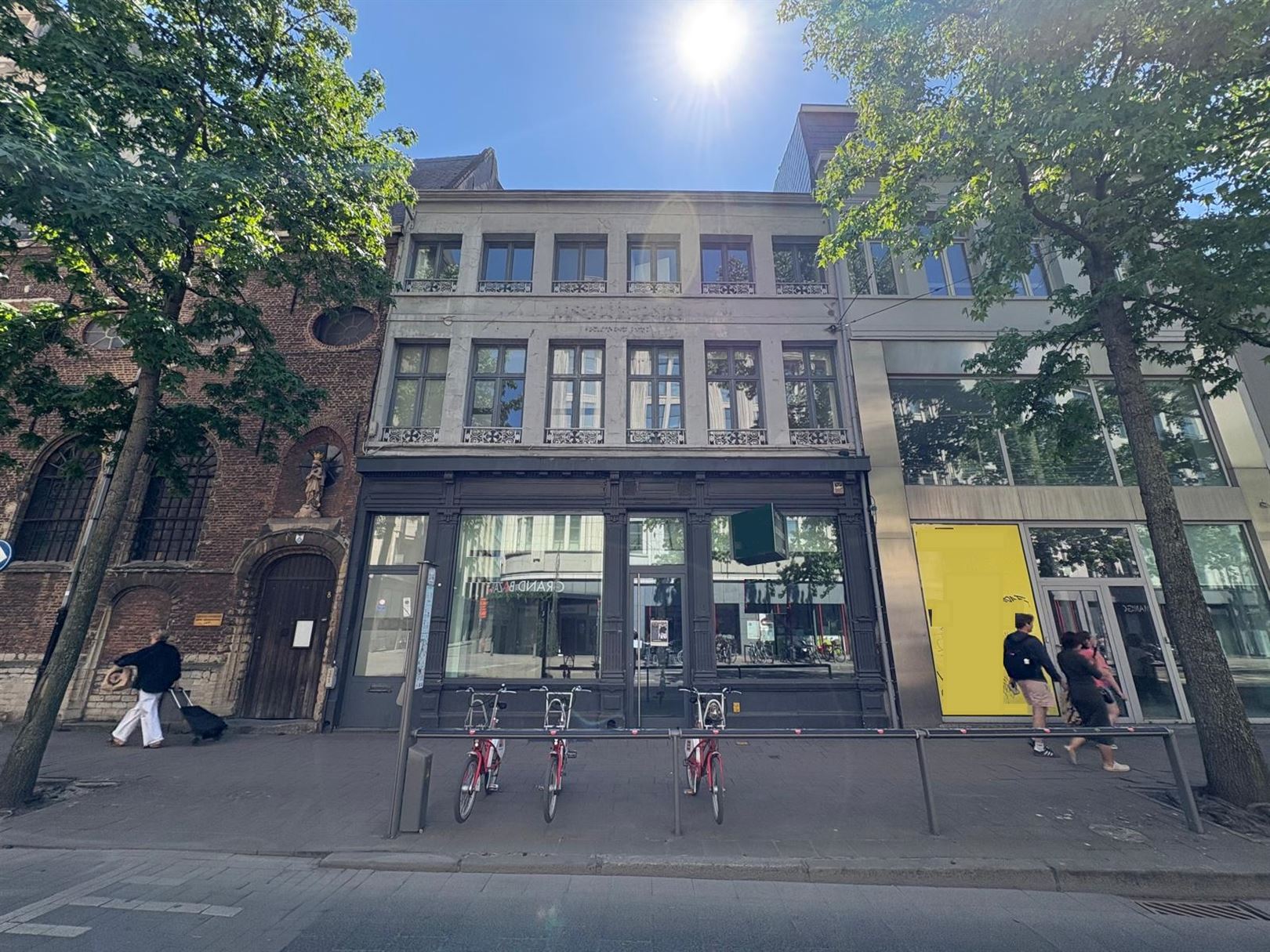 TE HUUR Winkelpand te Antwerpen foto {{pictureIndex}}