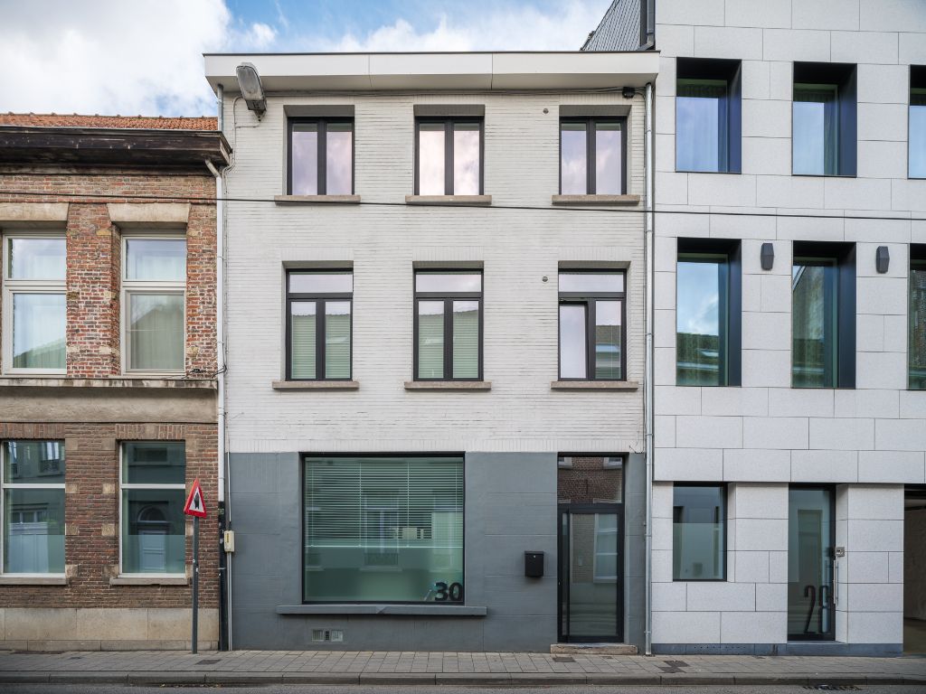 Unieke opbrengsteigendom met uitstekende indeling voor co-housing op een steenworp van de Veldstraat, Coupure en de Kouter. foto {{pictureIndex}}