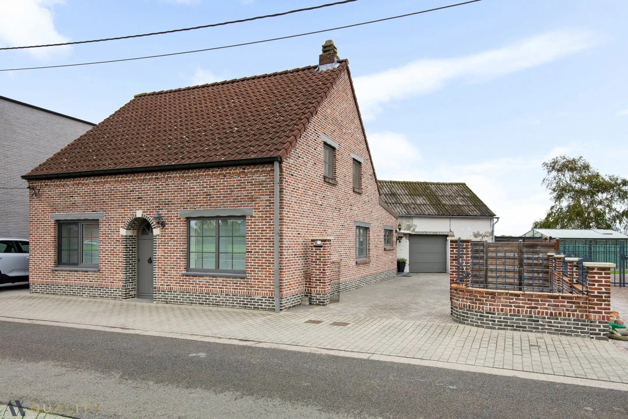 Hoofdfoto van de publicatie: Deze instapklare ééngezinswoning met 3 slpk., ruime koer (146 m²), garage (26 m²) en diverse bergruimtes op een terrein van 301 m²