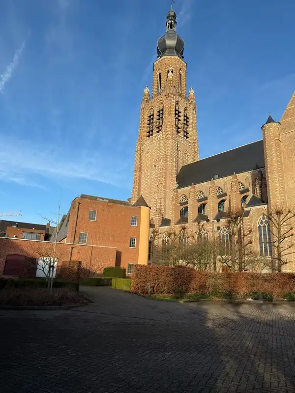 Instapklaar triplexappartement met 3 slaapkamers, 2 badkamers, garage + P in hartje Hoogstraten. foto {{pictureIndex}}