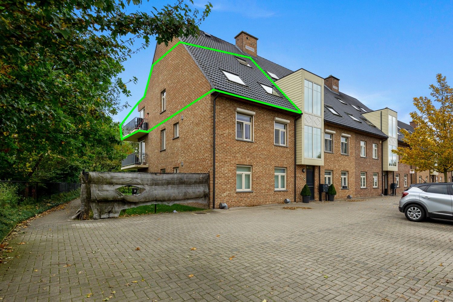 Verrassend ruime duplex met 3 slaapkamers, terrassen & autostaanplaats in Oelegem! foto {{pictureIndex}}