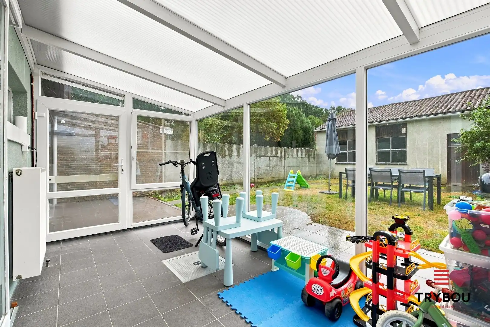 Uitstekende gelegen woning met loods en tuin!  foto 12