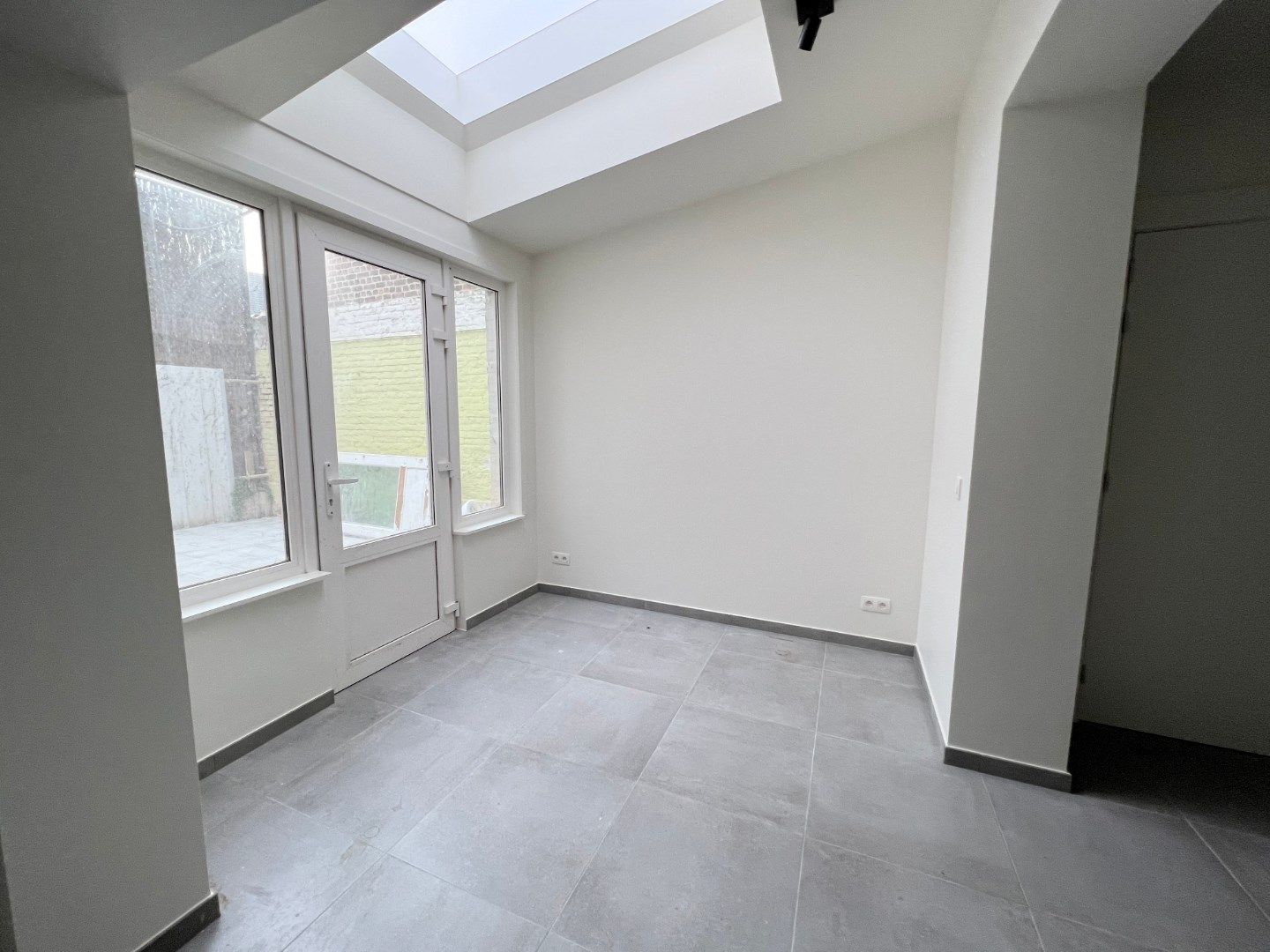 GELIJKVLOERS APPARTEMENT MET 1 SLAAPKAMER EN TERRAS IN IEPER foto 4