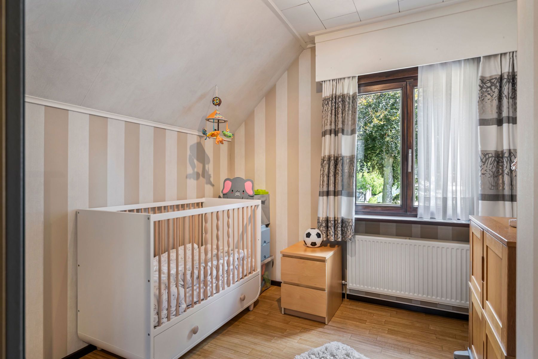 ONDER OPTIE Ruime villa in zeer goede staat met grote garage foto 24