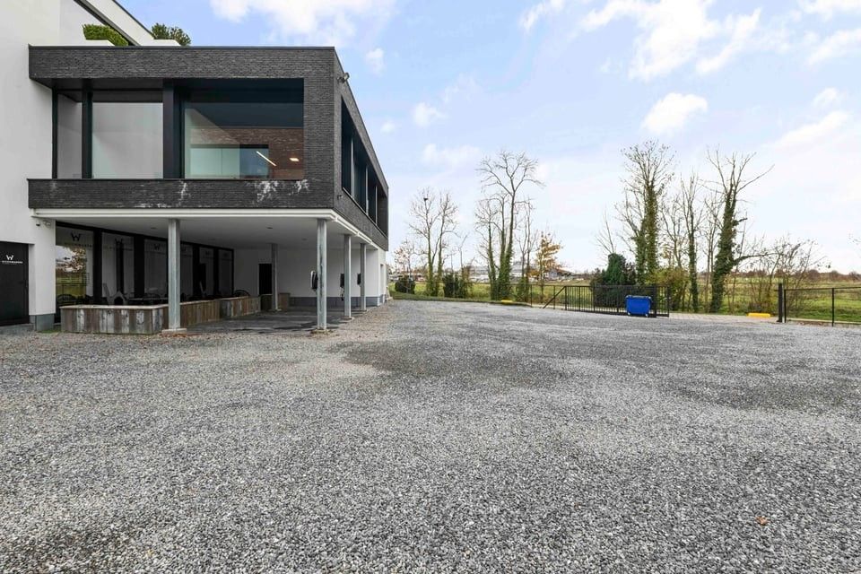 PROFFESIONELE WERKRUIMTE MET TERRAS EN 6 PARKEERPLAATSEN IN SINT-TRUIDEN foto 18