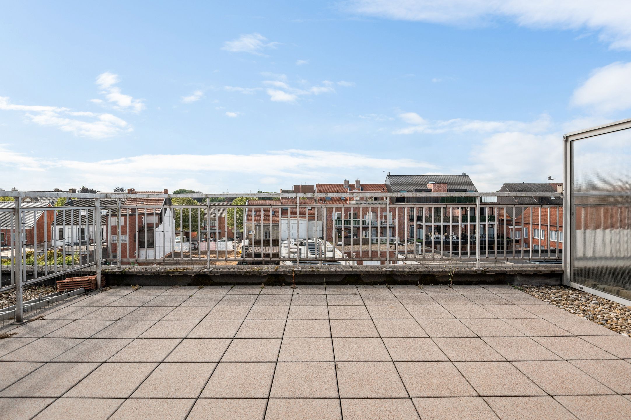 Studio met ruim terras en zolderkamer te centrum Beerse. foto 3