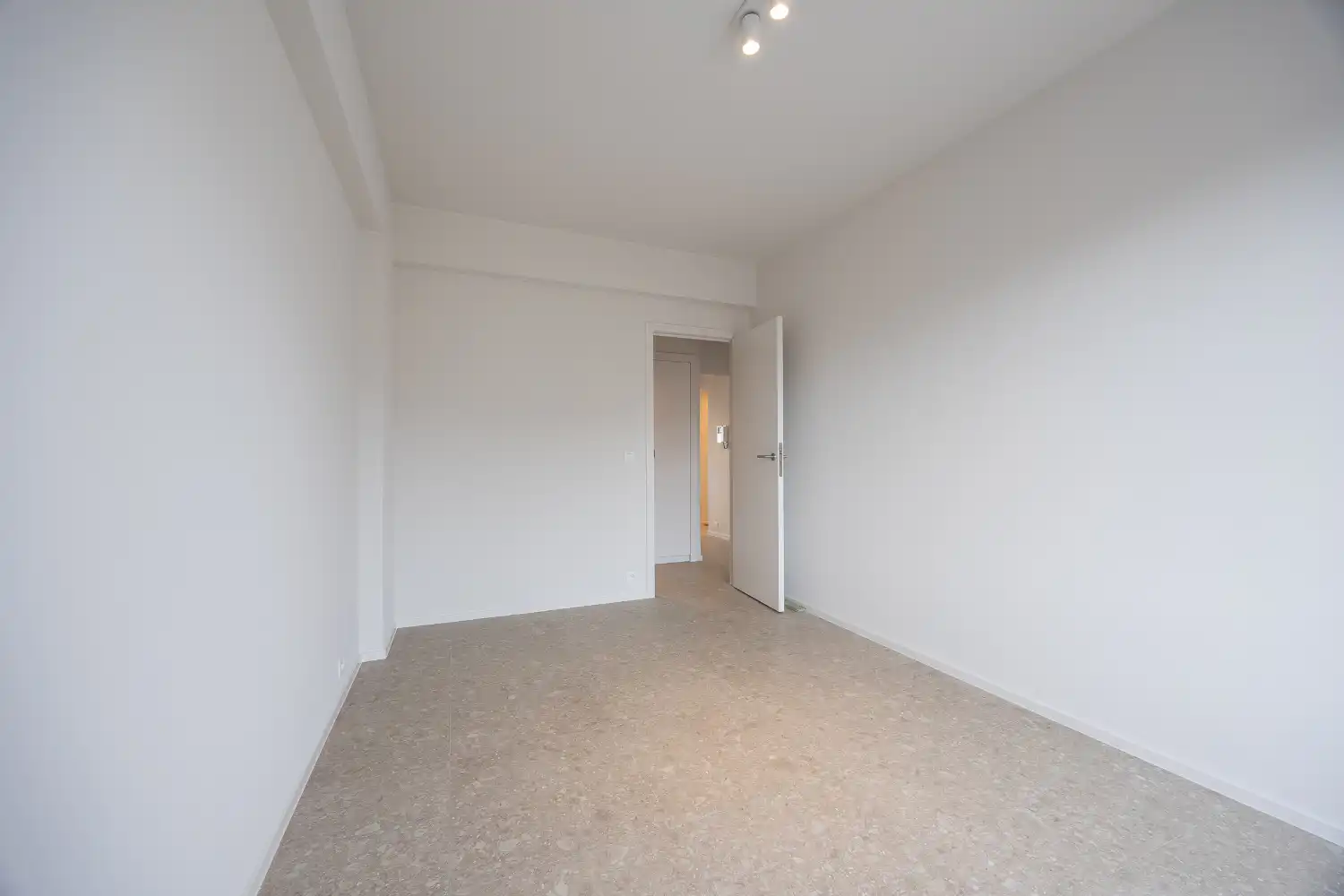 Gerenoveerd drie slaapkamer appartement met open zicht! foto 17