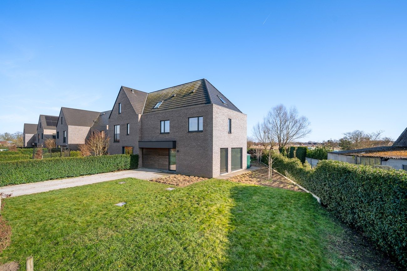 Instapklare woning met 4 slaapkamers en een eindeloos uitzicht foto {{pictureIndex}}