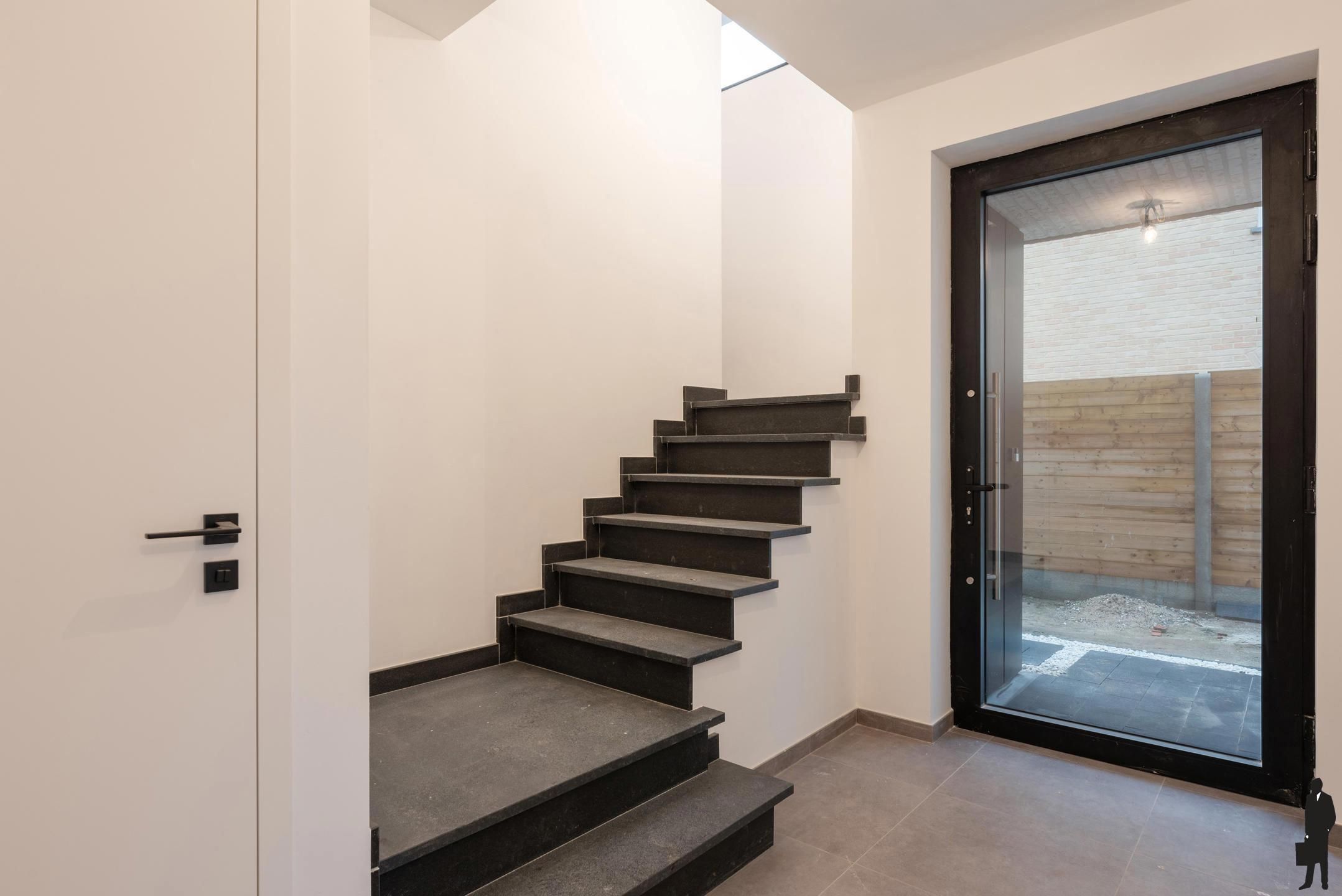 Instapklare nieuwbouw halfopen bebouwing met tuin en garage foto 2