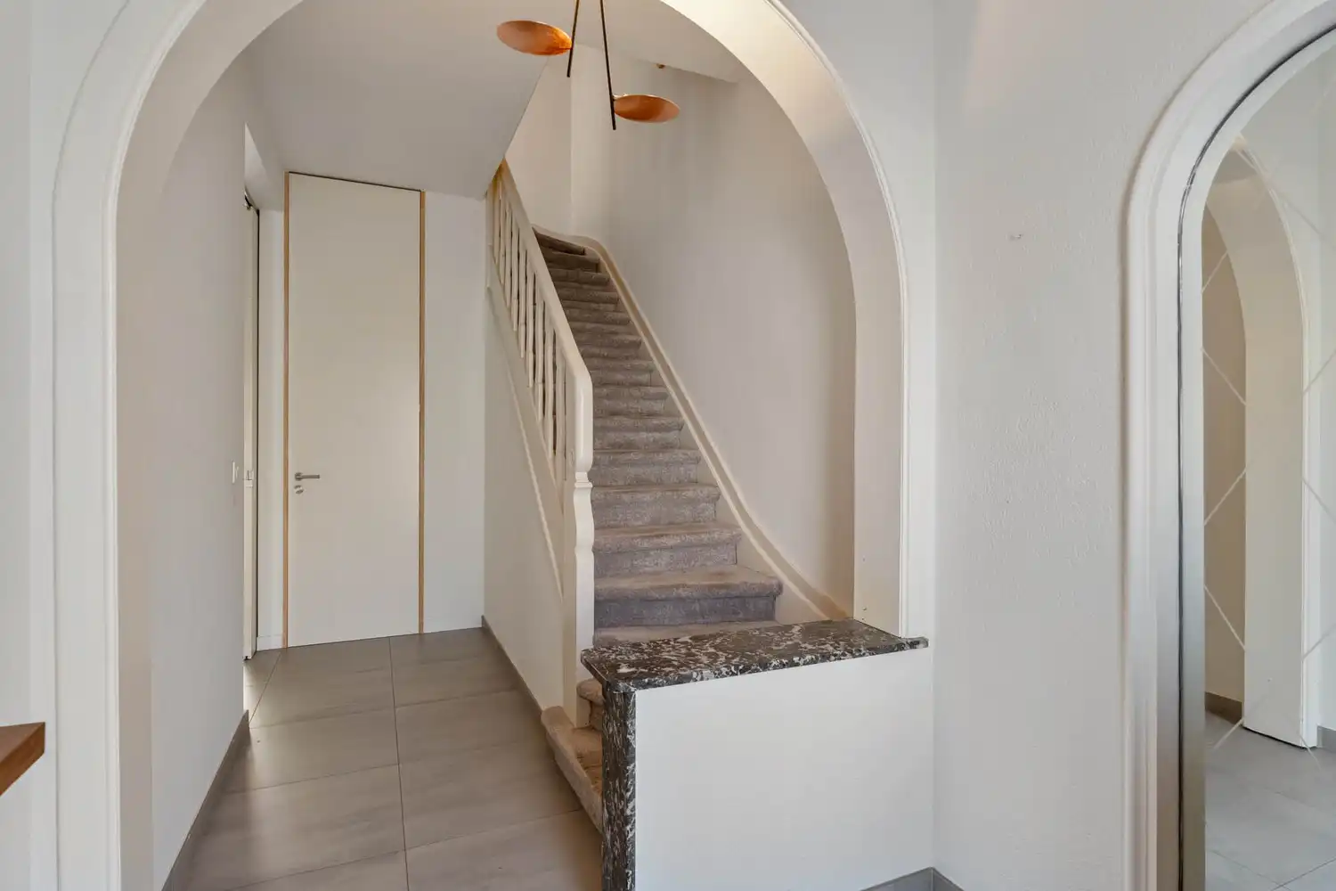 Gerenoveerde en energiezuinige(B-label) woning met 3 slaapkamers, 2 badkamers, een dressing, een garage met een oprit en een tuin nabij het station van Leuven! foto 2
