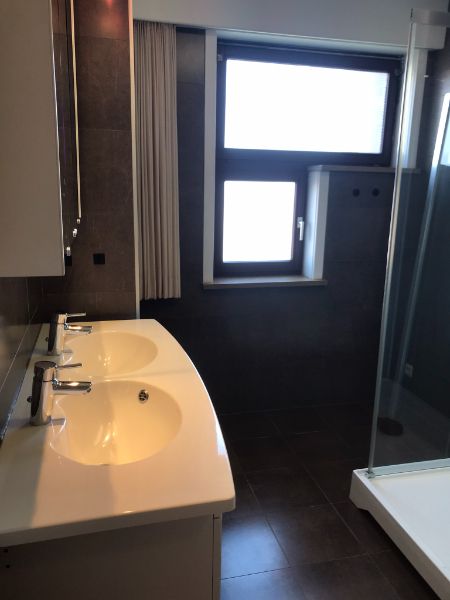 Rustig en zongeoriënteerd 3 slk appartement (153 m²), terras met een groen en weids uitzicht over het Kanaal Gent-Oostende, kelder met private autostaanplaats - op wandelafstand van AZ Sint Jan Campus en op 3 km  van het centrum van Brugge. foto 24