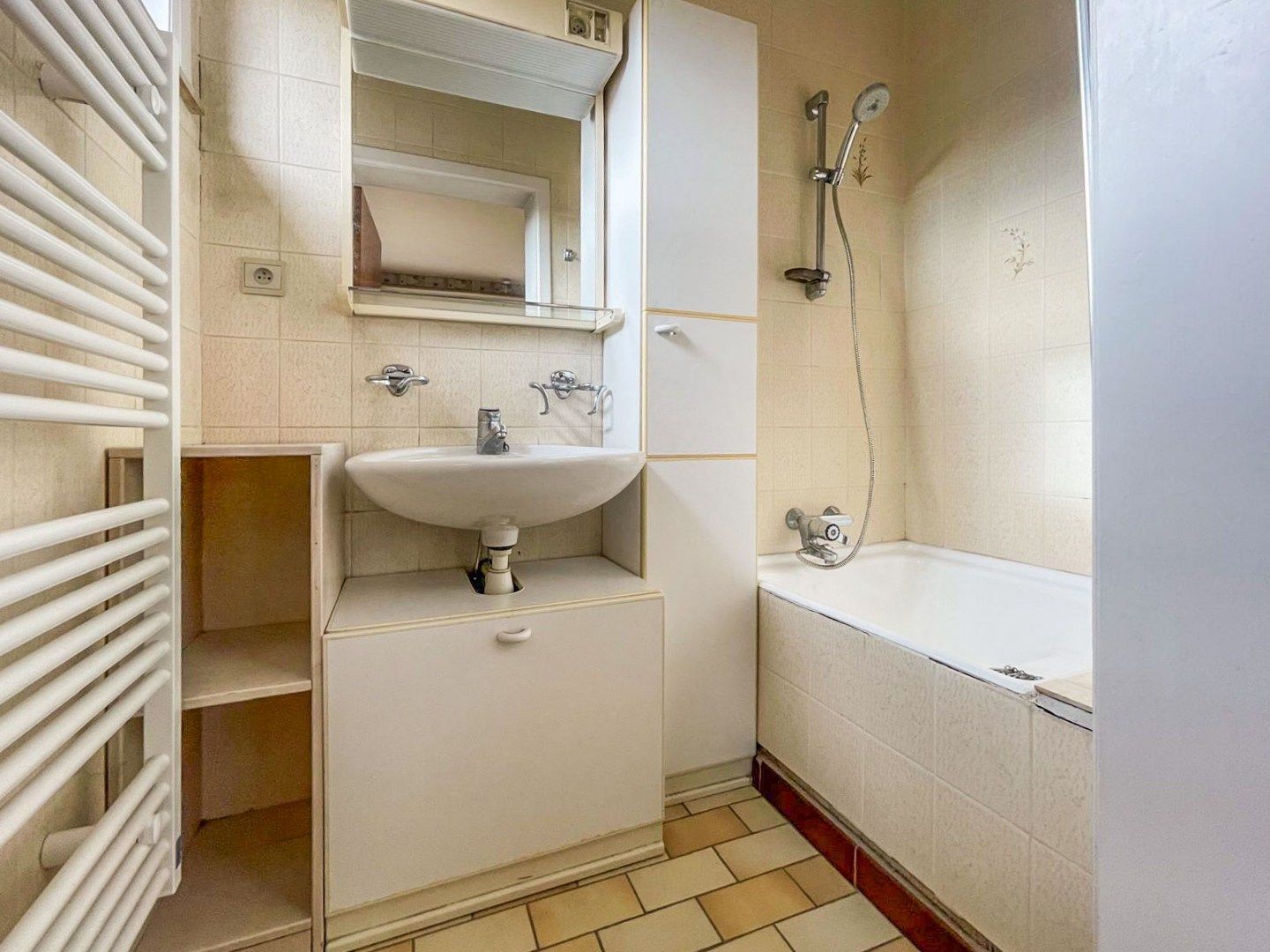 Te renoveren viergevelwoning met tuin foto 10