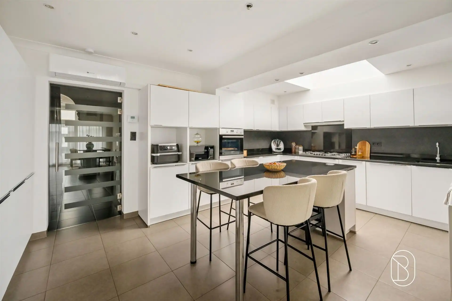 Ruime instapklare woning met 4 slpk, garage/atelier & tuin! foto 14
